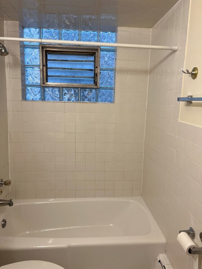 Building Photo - 7542 N Oakley Ave