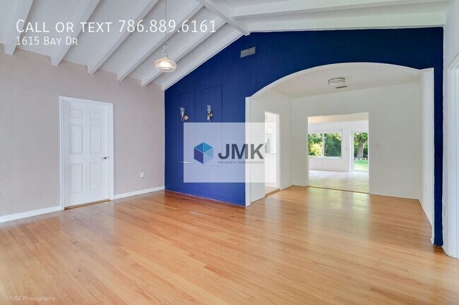 Building Photo - 1615 Bay Dr