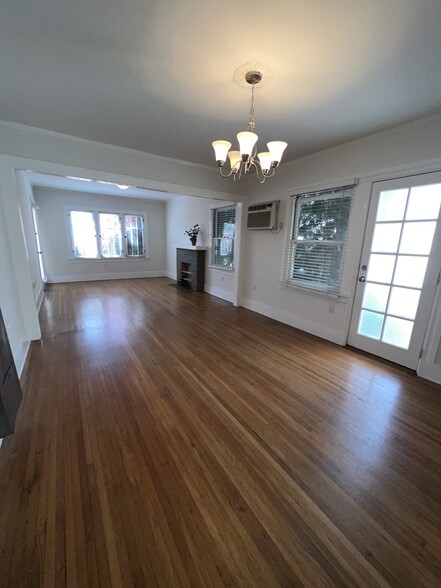 Living room - 502 N Kingsley Dr