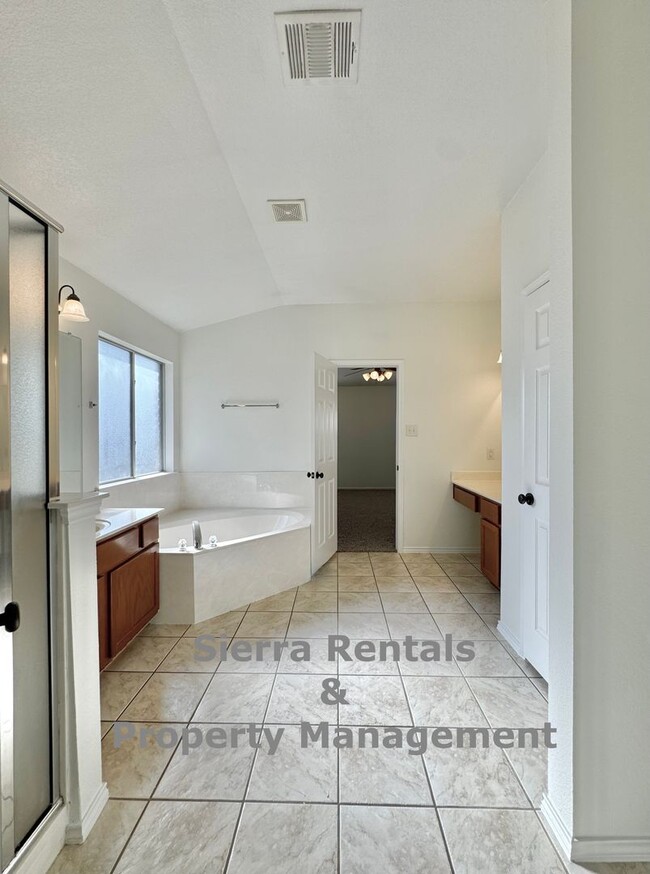 Building Photo - 2 WEEKS FREE RENT!!! Beautiful 3 Bed 2 Bat...