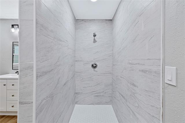 Building Photo - 323 W Cherry St