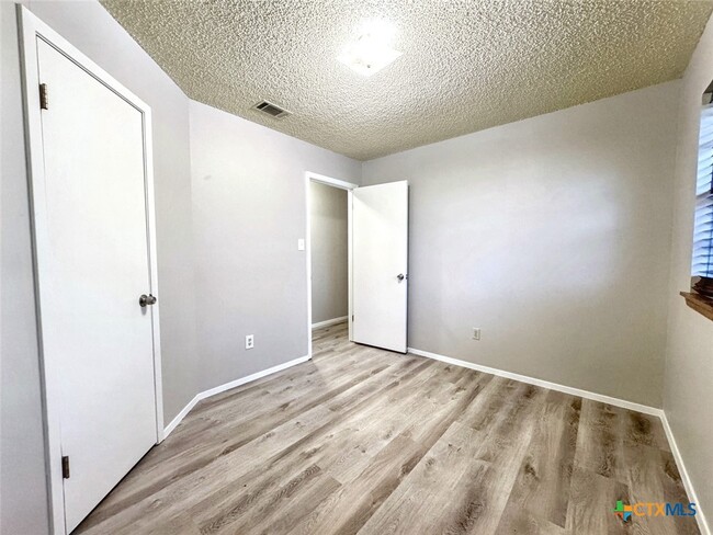 Building Photo - 501 Ridge Dr