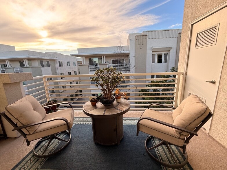 4th floor penthouse unit has an extended balcony with lovely afternoon/sunset light. - 13019 Park Pl