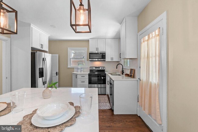 Building Photo - 3027 Lavender Ave