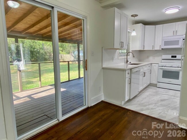 Building Photo - 1417 Cortland Rd W