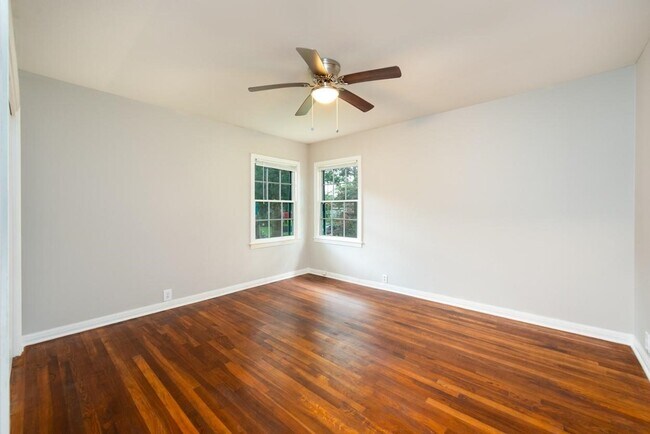 Building Photo - 1702 W Crockett St