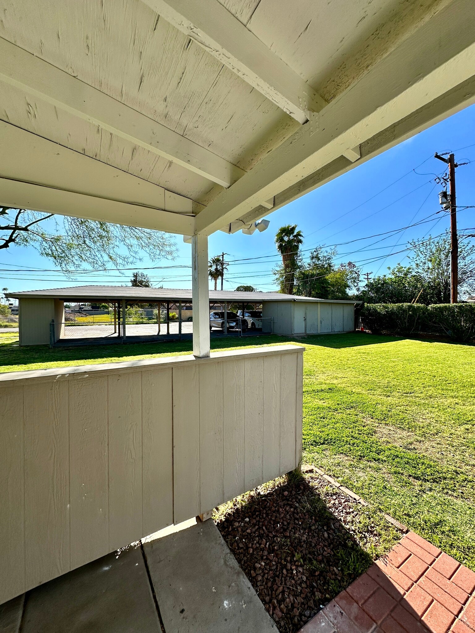 Building Photo - 2545 E Clarendon Ave