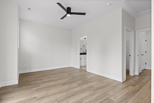 Building Photo - 715 Bespoke