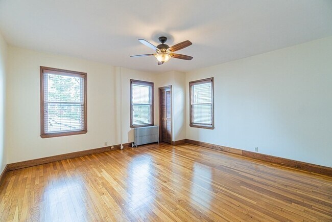 Building Photo - 147 River St