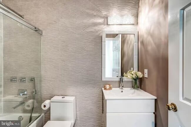 Building Photo - Sun-Drenched 2BR/2.5 BA Townhouse Condo in Gated Sutton Place