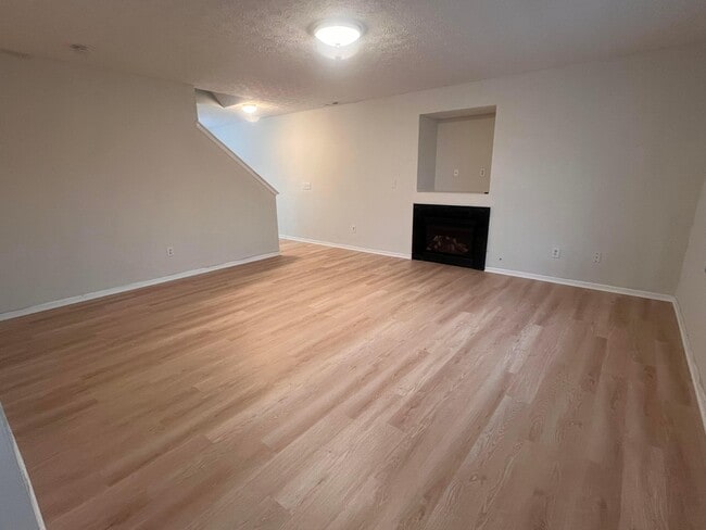 Building Photo - 133 Feathertip Ln