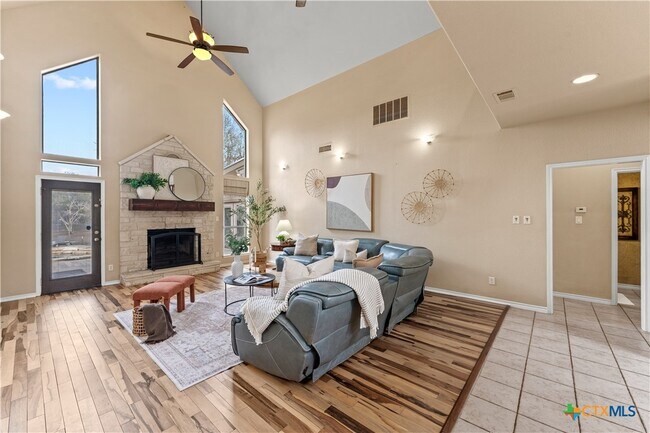Building Photo - 1060 Great Oaks Dr