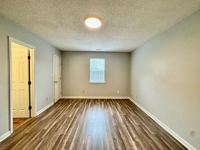 Building Photo - 4 Bedrooms/2 Bath Ranch Home!