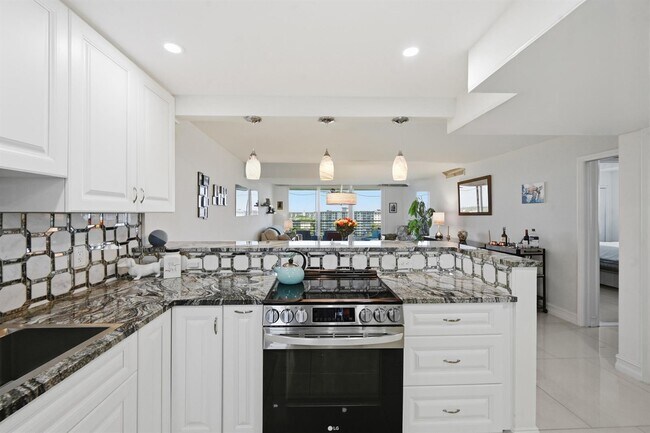 Building Photo - 4015 W Palm Aire Dr