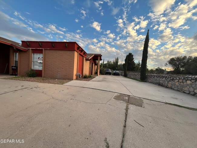 Building Photo - 5524 Oakbriar Cir