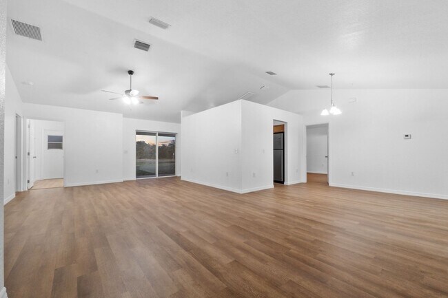 Building Photo - Updated 4 bed 2 bathroom home