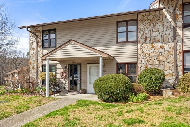Building Photo - Updated 2-bedroom, 1.5-bath townhome in Winston-Salem