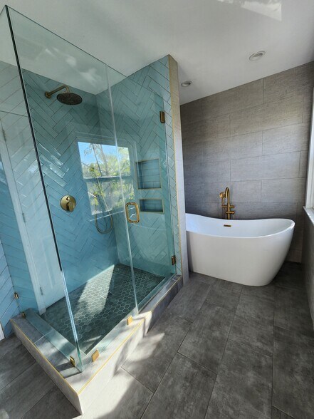 Standup shower with soaking tub - 1307 W 23rd St