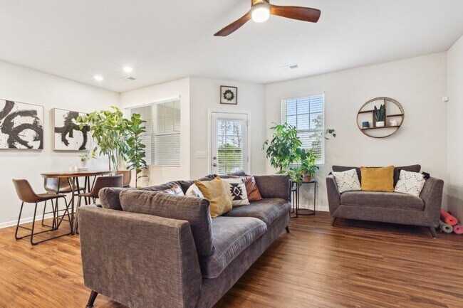 Building Photo - Well maintained 3-Bed 2.5 Bath Townhouse i...