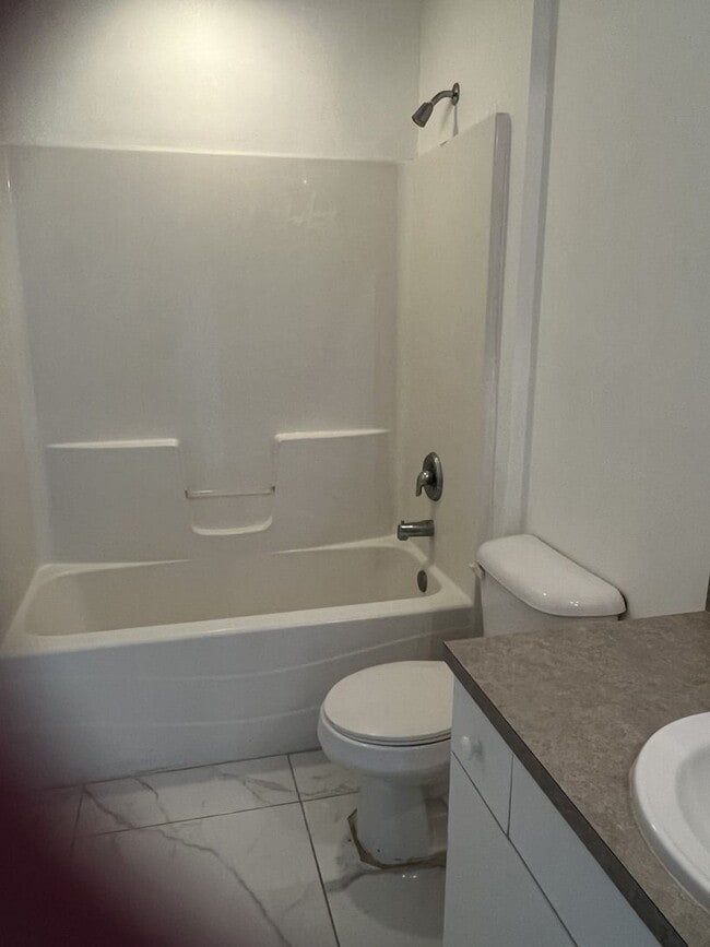 Building Photo - SPACIOUS 3Bd / 2 Ba SINGLE FAMILY HOUSE AVAILABLE