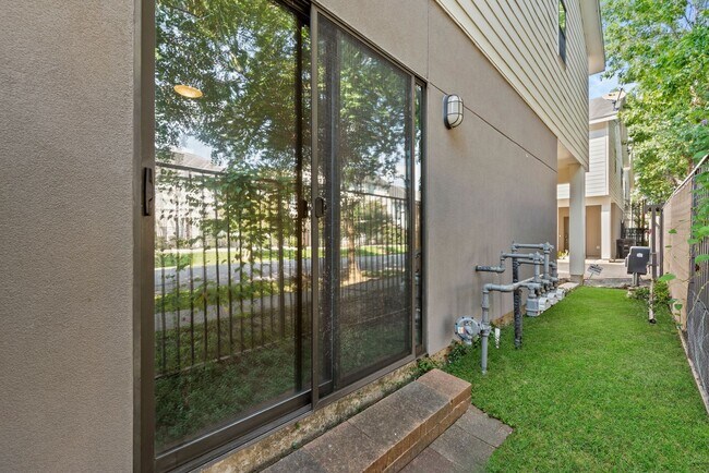 Building Photo - Contemporary Townhome Steps from Downtown/...