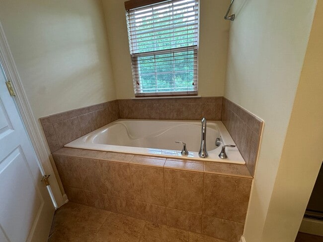 Building Photo - 214 Kintyre Ln