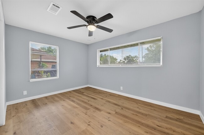Building Photo - 627 Edgebrook Dr