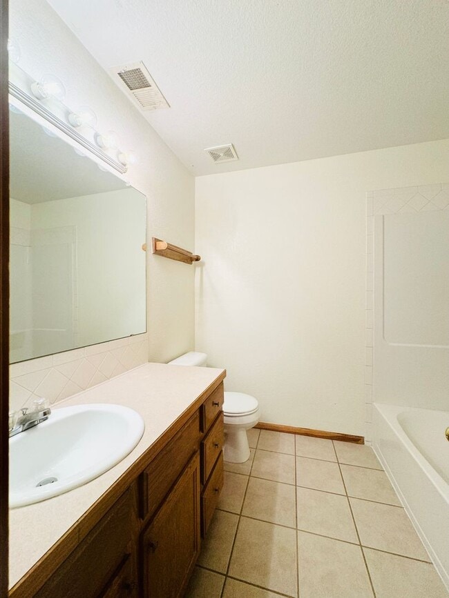 Building Photo - Wonderful 2 Story 3 Bedroom 2.5 Bath Townh...