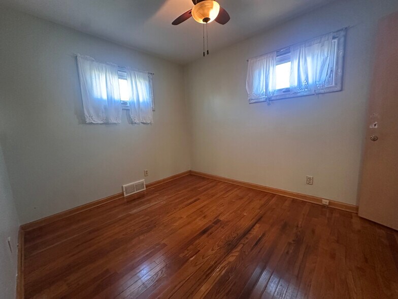 Building Photo - 8506 Izard St