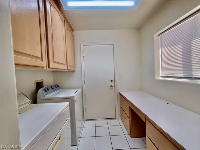 Building Photo - 2821 Byron Dr