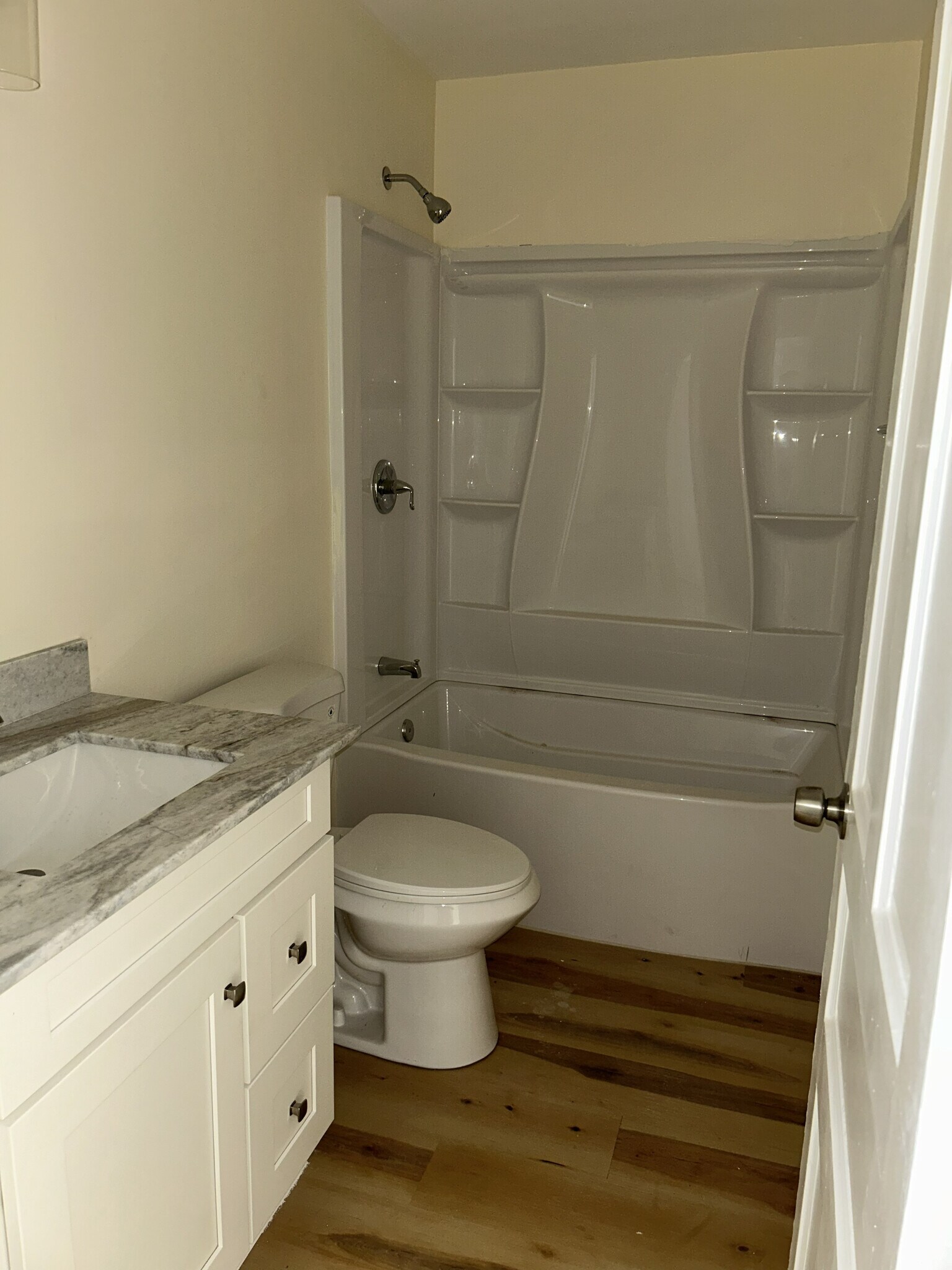 Building Photo - Room in Duplex on Richardson Ave