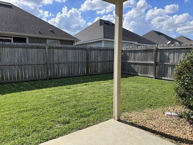 Building Photo - Charming 3BR/2BA Home with Vaulted Wood Ceiling, Island Kitchen & Privacy Fence – Nelson Hill Sub...