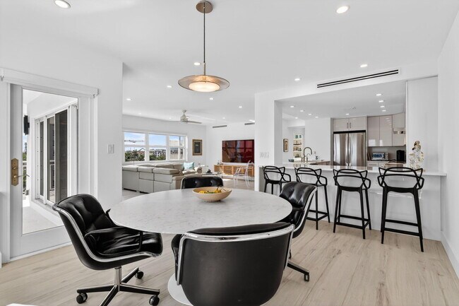 Building Photo - 1000 Lowry St