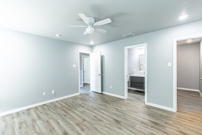 Building Photo - Great townhome!