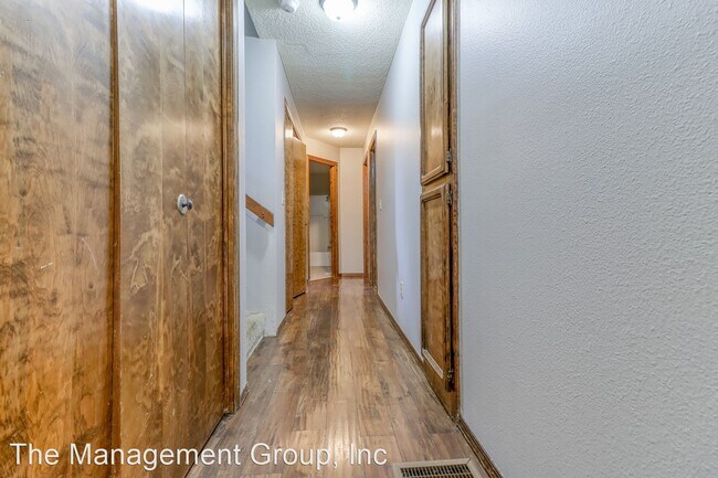 Building Photo - 4 br, 2.5 bath House - 2311 NE Parkview Drive