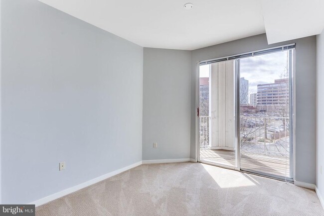 Building Photo - 1645 International Dr
