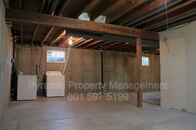 Building Photo - 825 E 760 N