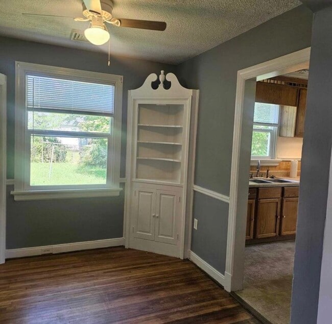 Building Photo - 3 bed house in Fulton Hill! Enjoy the beautiful neighborhood, central hvac, laundry, yard!