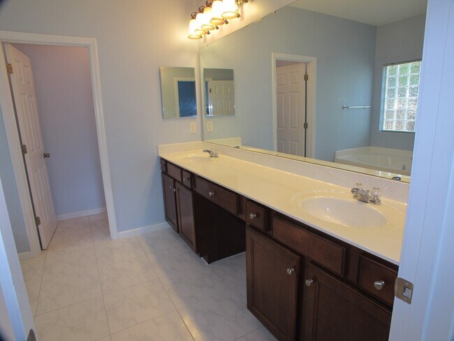 Building Photo - Beautiful move-in ready home located in th...