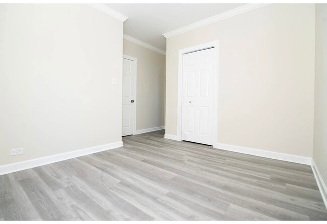 Building Photo - 648.5 W Roscoe St