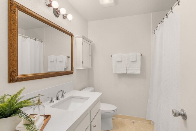 Building Photo - Charming 2 Bed/1 Bath Lake Oswego Condo in Eagle Crest Community