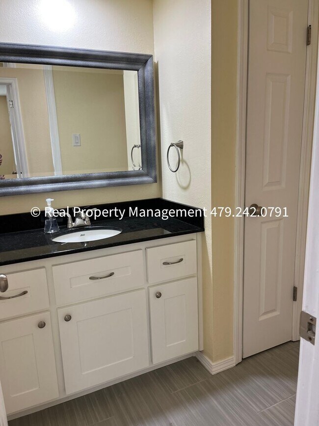 Building Photo - MOVE IN READY! Beautiful 3B/2B Newly Remod...