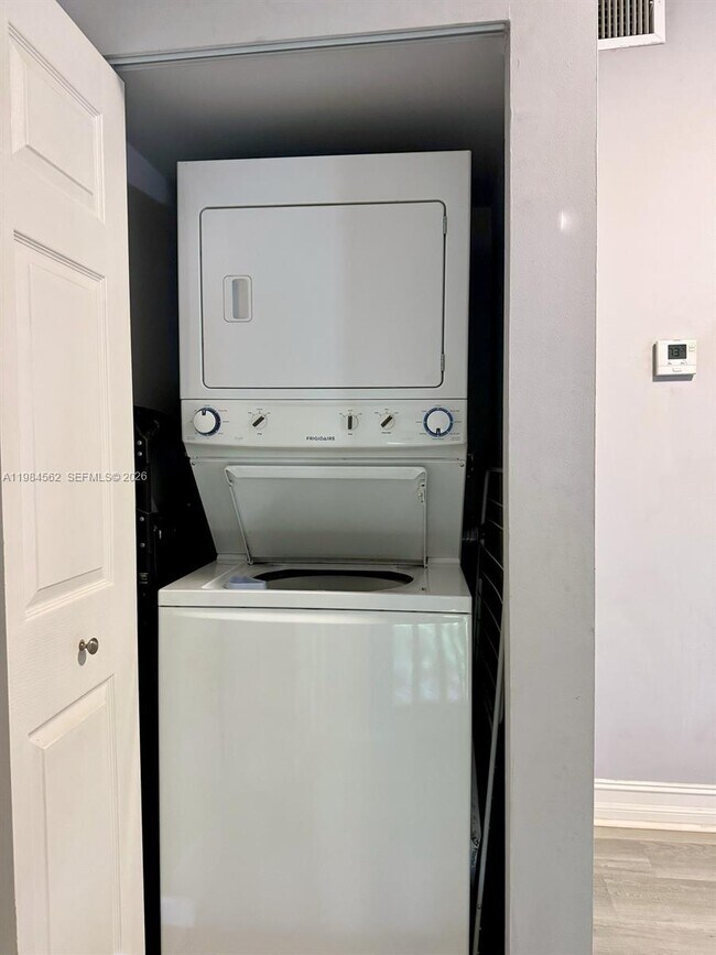 Building Photo - 1455 Holly Heights Dr