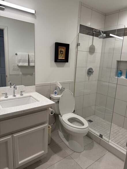 Building Photo - 6145 N 28th Pl