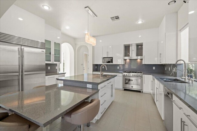 Building Photo - Stunning 5-Bedroom Home & Expansive Entertaining Areas in Red Rock Country Club