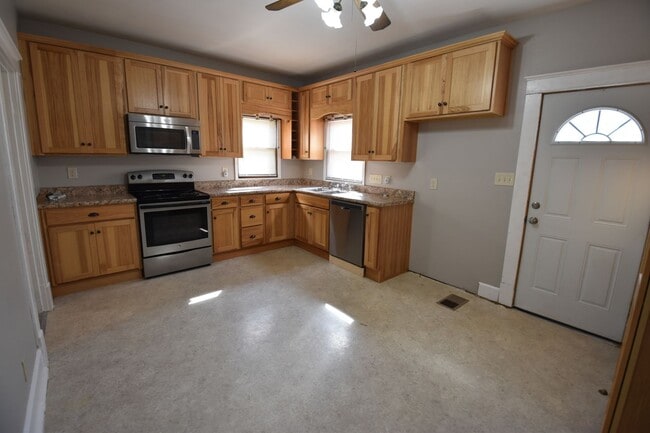 Building Photo - 3 Bedroom Home in the Country