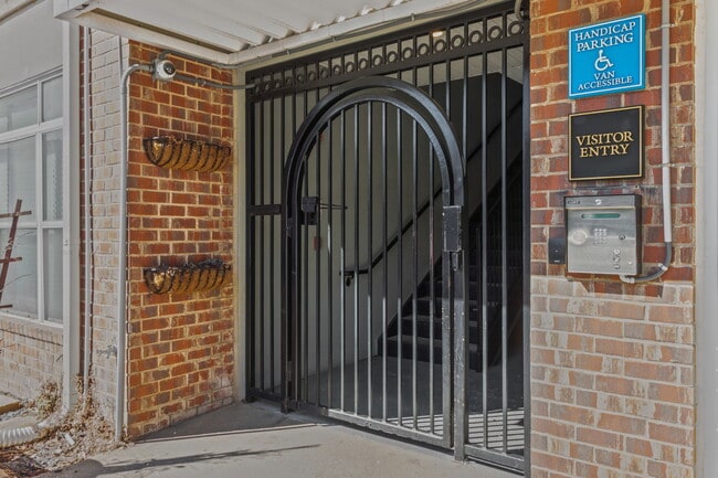 Building Photo - 840 United Ave SE