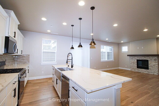 Building Photo - Brand New Spacious 5-Bedroom Retreat at Coyote Ridge 3 Full Baths 2 Car Garage 2330sf A/C Prime B...