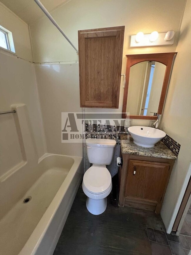 Building Photo - Cozy 1 Bedroom 1 Bath Home with Big Yard!