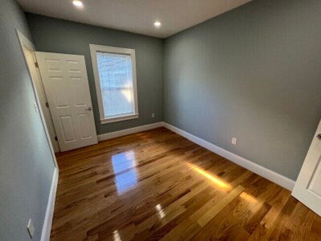 Building Photo - Beautiful Porter/Harvard 2 bedroom apartme...